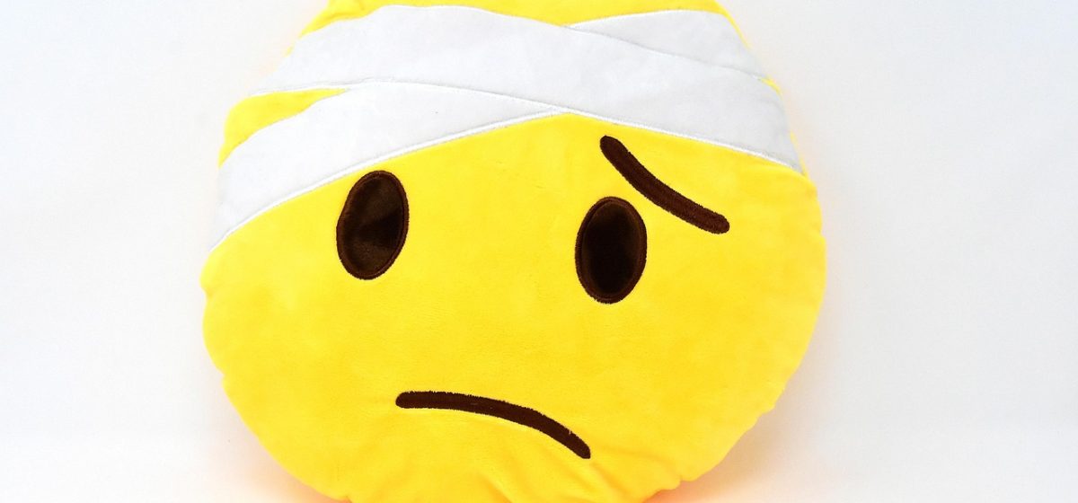 符号表情团队工作台上的多屏设备展示着颜文字与 emoji 分类清单，青绿色调的空间里光线柔和安静