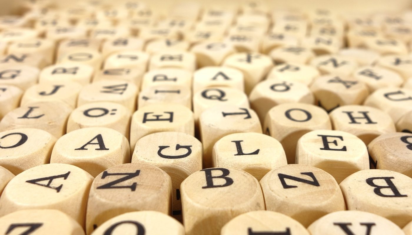 青绿色调背景下各类符号表情字符飘浮排列，ASCII颜文字与现代Emoji并置，科技感与人文温度并存的封面视觉